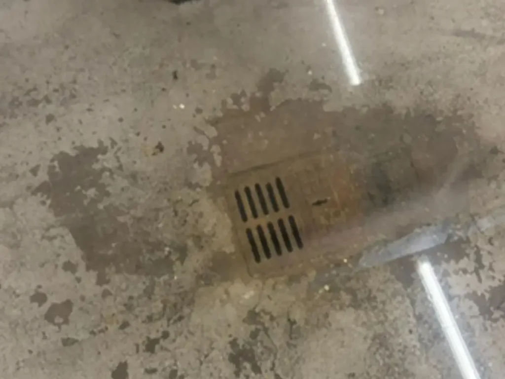 Rohrblockierung aufgrund verstopfter und verschmutzter Bodenabläufe – wir reinigen Ihre Rohre in Essen